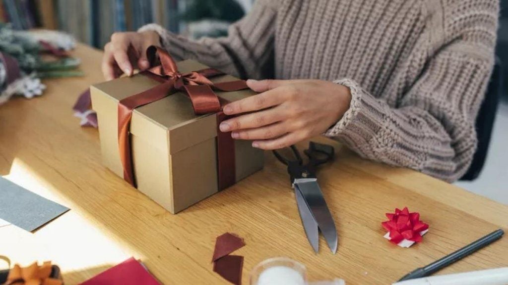 Bạn cần chọn quà tặng kỷ niệm thành lập công ty phù hợp, ý nghĩa