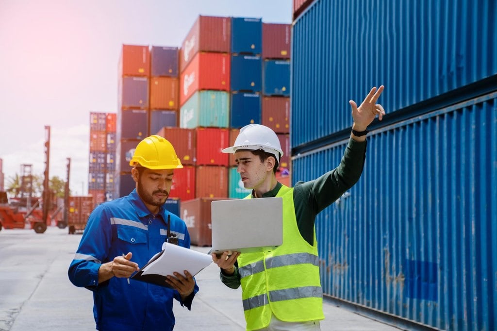 Người gửi và người nhận kiểm tra hàng trước khi kết thúc quá trình giao