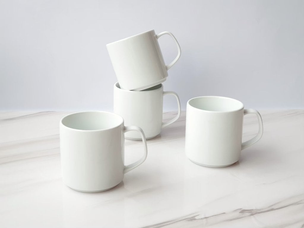 Trong welcome kit nên có cốc sứ uống nước