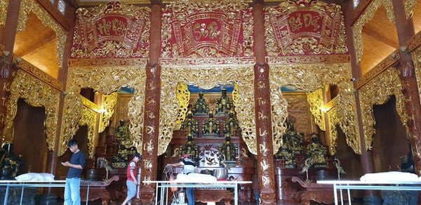 Hoa văn gian thờ được sơn son thiếp vàng