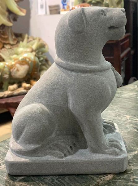 Tượng chó bằng đá sa thạch - dáng cổ