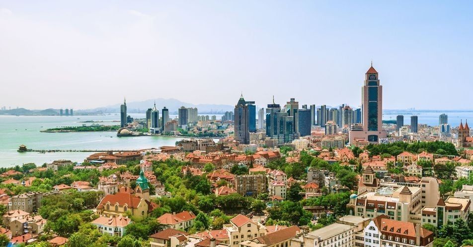 Thành phố Thanh Đảo với bầu trời trong xanh nhìn từ trên cao