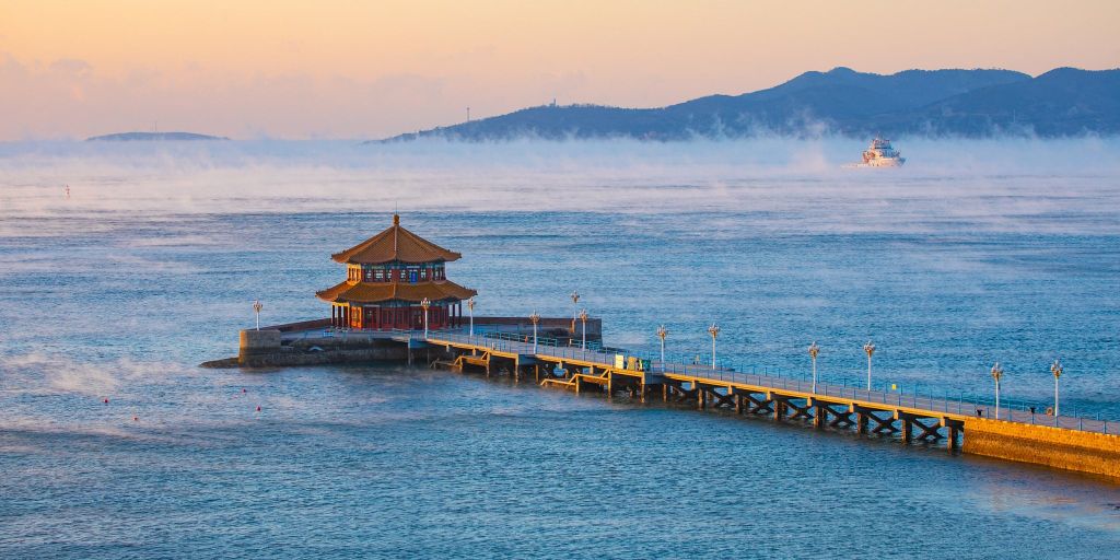 Cầu tàu nằm ven biển Hoàng Hải tại Thanh Đảo