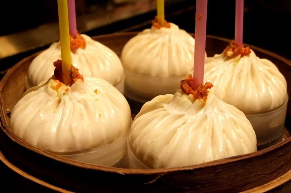 Bánh tiểu long bao nóng hổi trong xửng hấp truyền thống