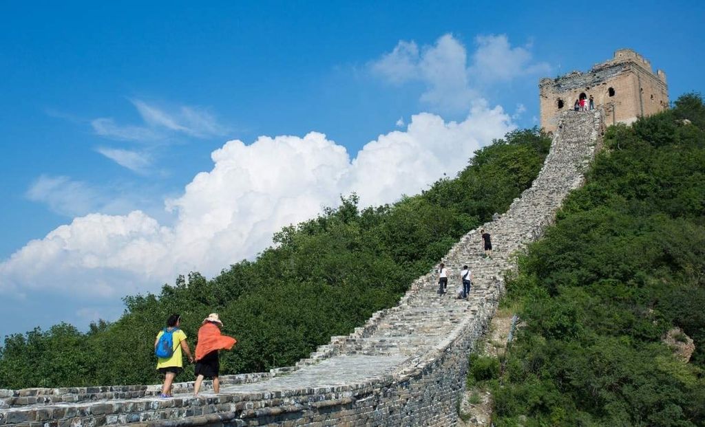 Đoạn tường cổ hoang sơ với địa hình gồ ghề phù hợp trekking