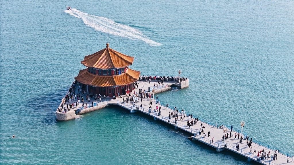 Cầu tàu dài vươn ra biển tại Qingdao
