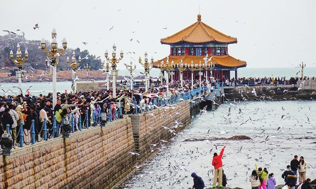 Du khách tản bộ ngắm biển tại cầu tàu