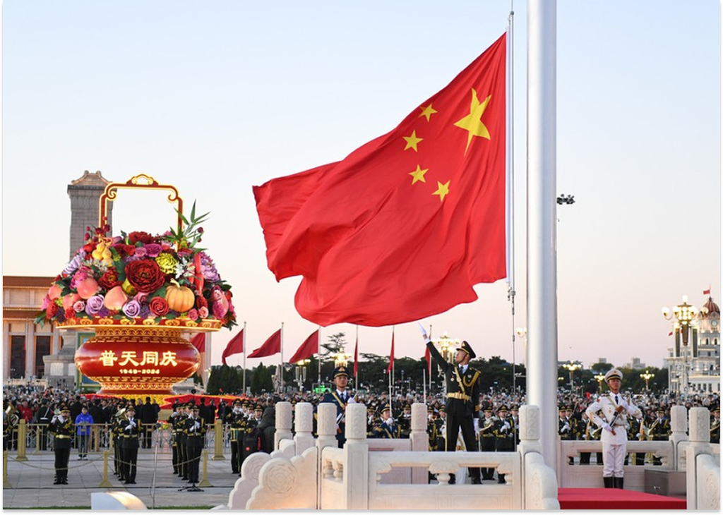 Lễ thượng cờ tại Quảng Trường Thiên An Môn vào sáng sớm