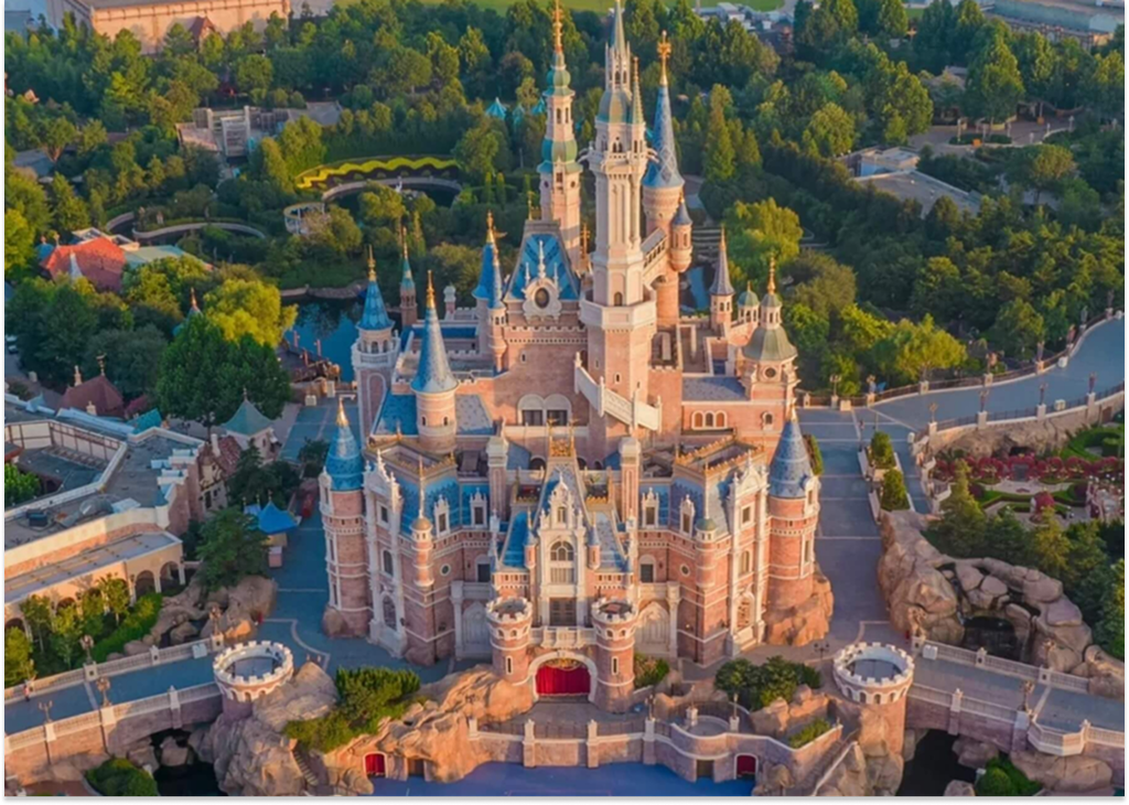 Lâu đài Disneyland Thượng Hải với không gian giải trí đông đúc