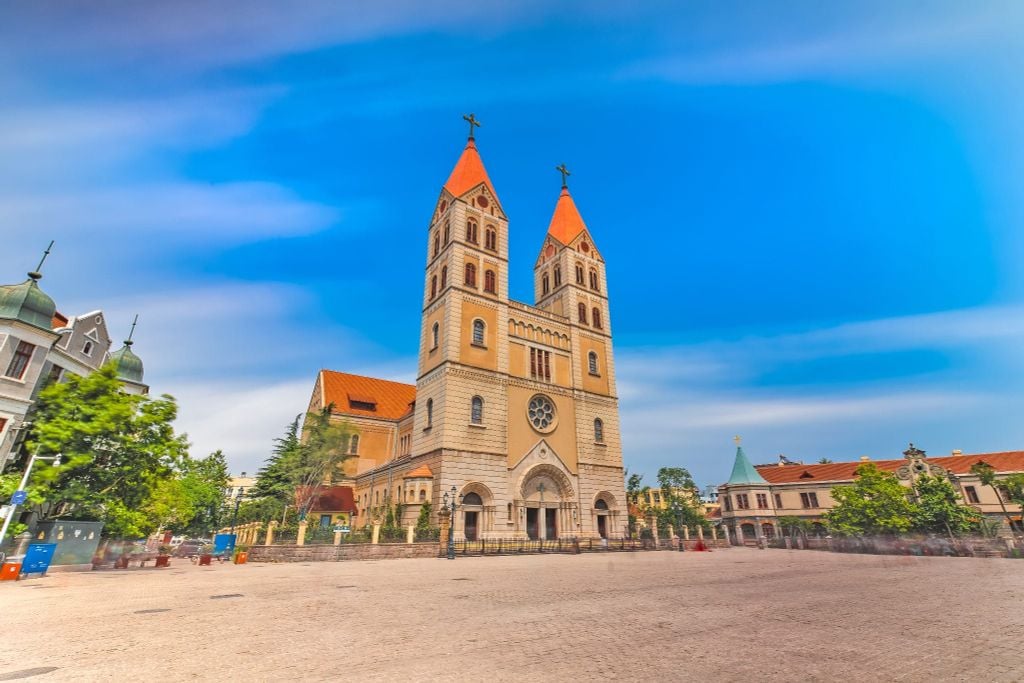 Không gian quảng trường trước nhà thờ