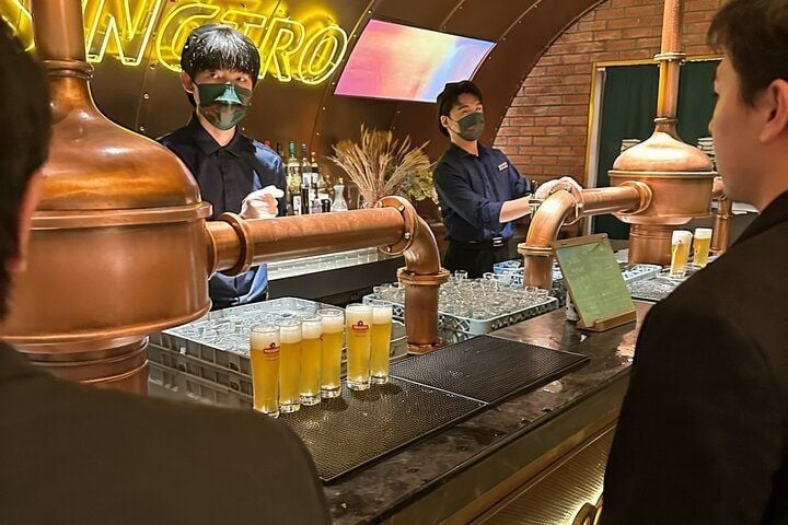 Du khách thưởng thức bia tươi tại khu trải nghiệm