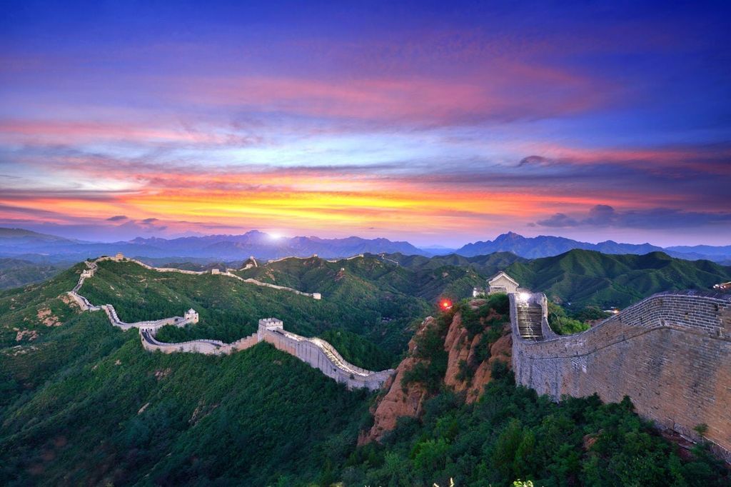 Vạn Lý Trường Thành uốn lượn trên núi non hùng vĩ tại Trung Quốc
