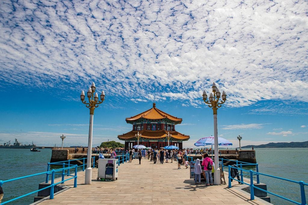 Cầu tàu Zhanqiao vươn ra biển với đình Huilan Pavilion