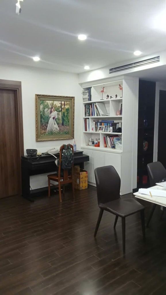 Tận dụng lại tủ sách và vách ngăn phòng