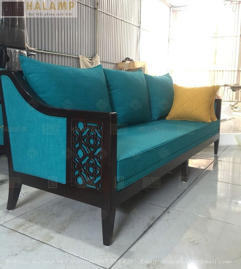 Mẫu sofa bọc vải nỉ khung gỗ nâu đen phong cách indochine nhẹ nhàng