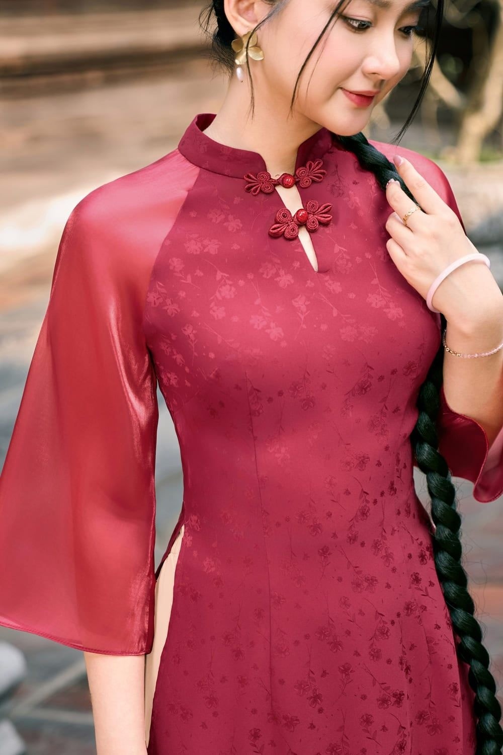 Đứng nghiêng người, tay chạm vào bím tóc, mắt nhìn sang bên, góc chụp trung cảnh