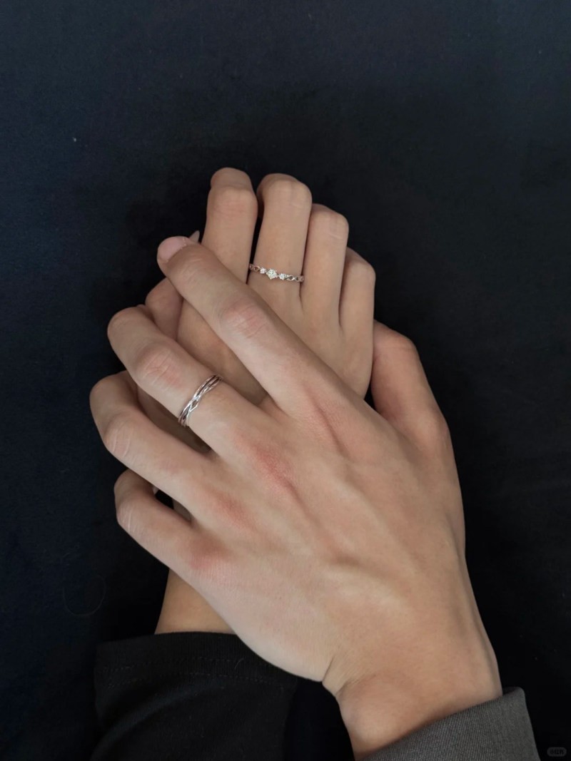 cách chụp ảnh khoe nhẫn đôi