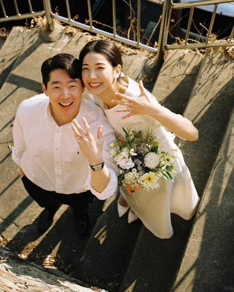 cách chụp ảnh khoe nhẫn đôi