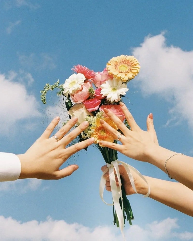 cách chụp ảnh khoe nhẫn đôi