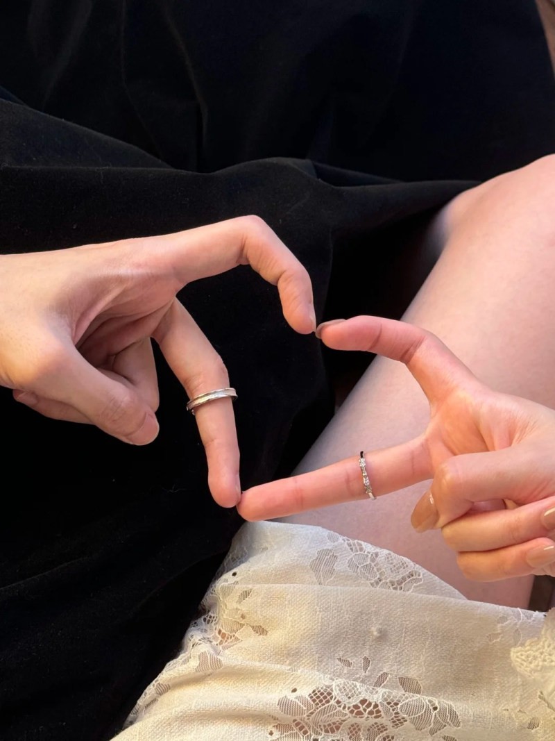 cách chụp ảnh khoe nhẫn đôi