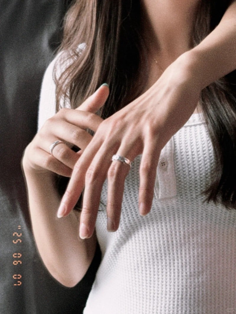 cách chụp ảnh khoe nhẫn đôi