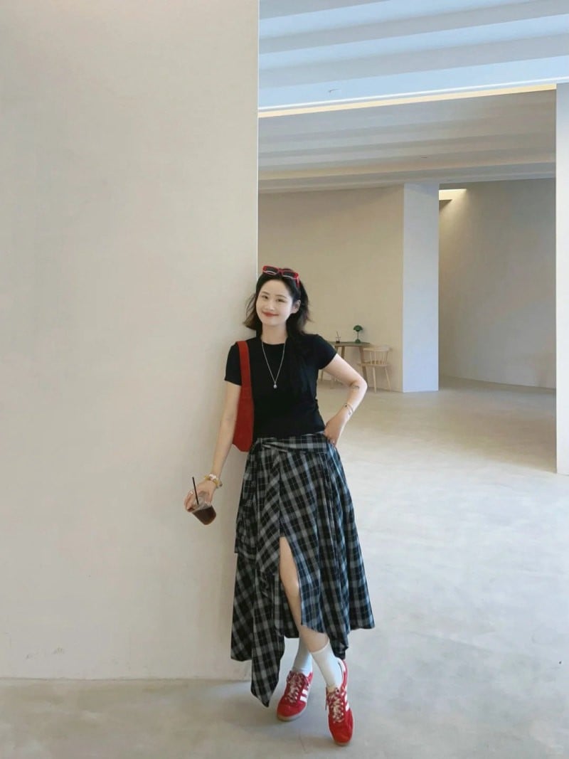phối đồ cùng chân váy kẻ caro