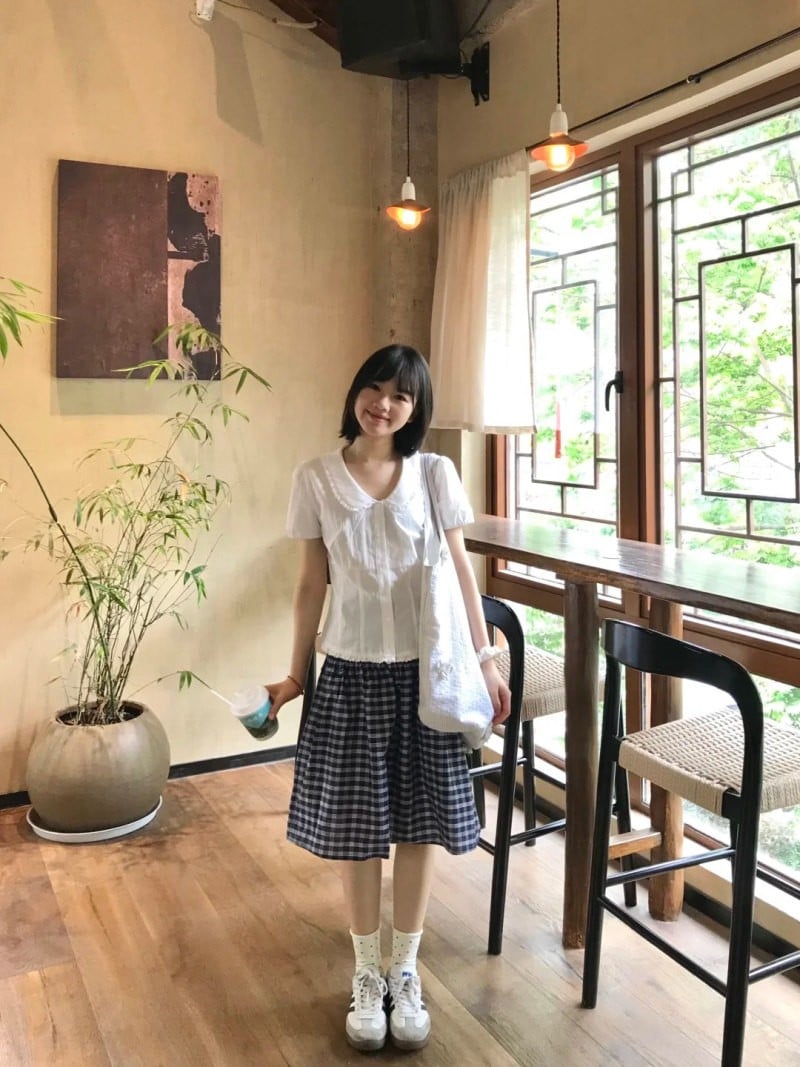 phối đồ cùng chân váy kẻ caro