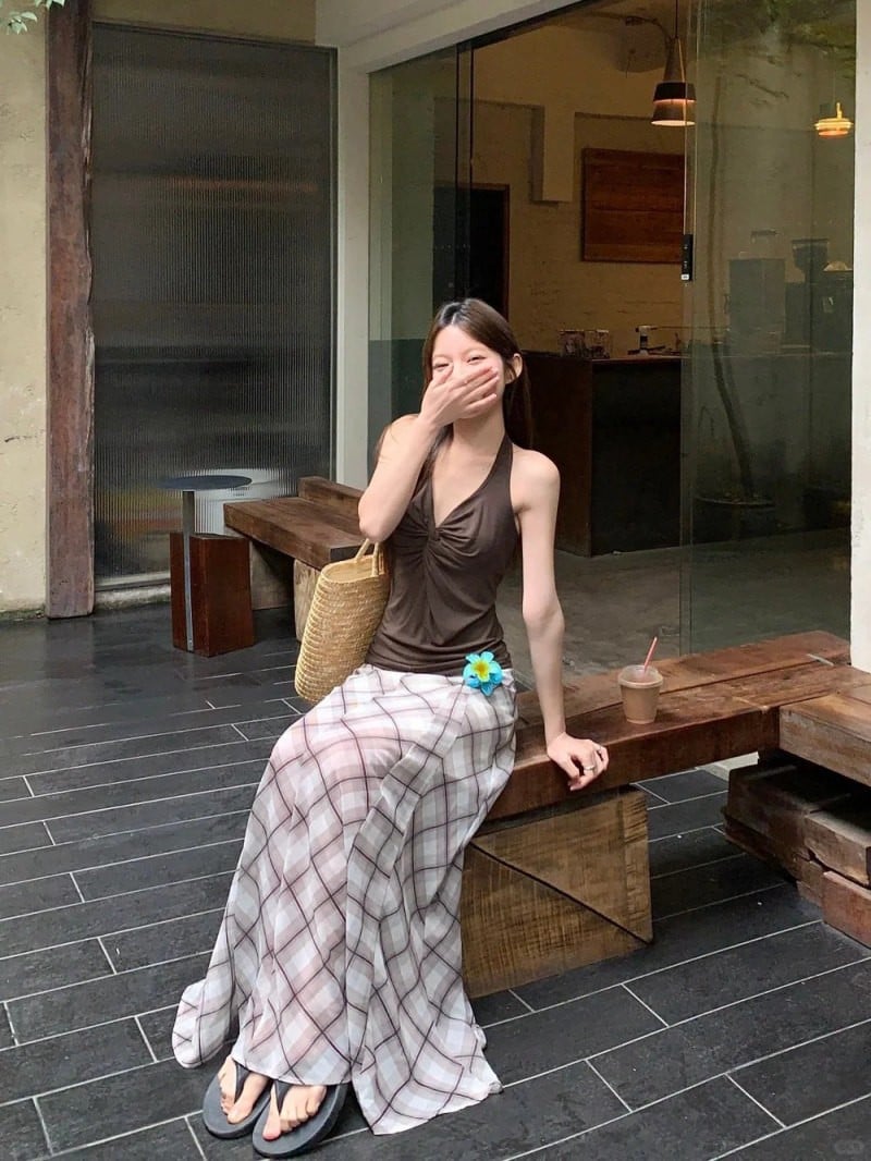 phối đồ cùng chân váy kẻ caro