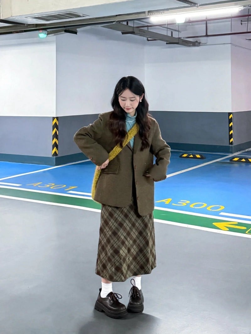 phối đồ cùng chân váy kẻ caro