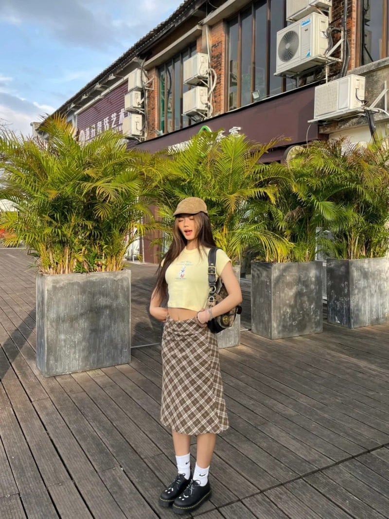 phối đồ cùng chân váy kẻ caro