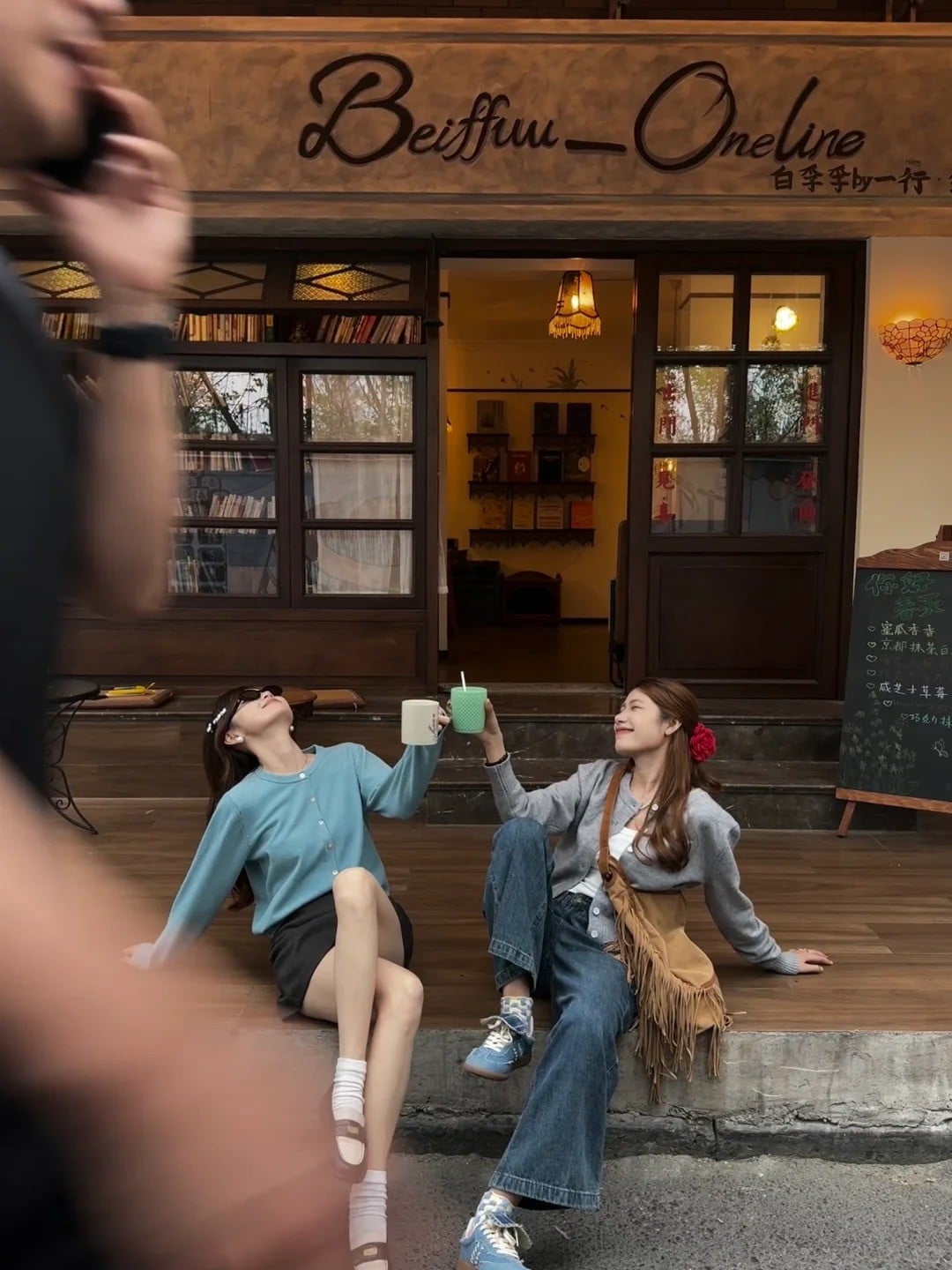 Nhóm tạo dáng cùng đạo cụ độc đáo