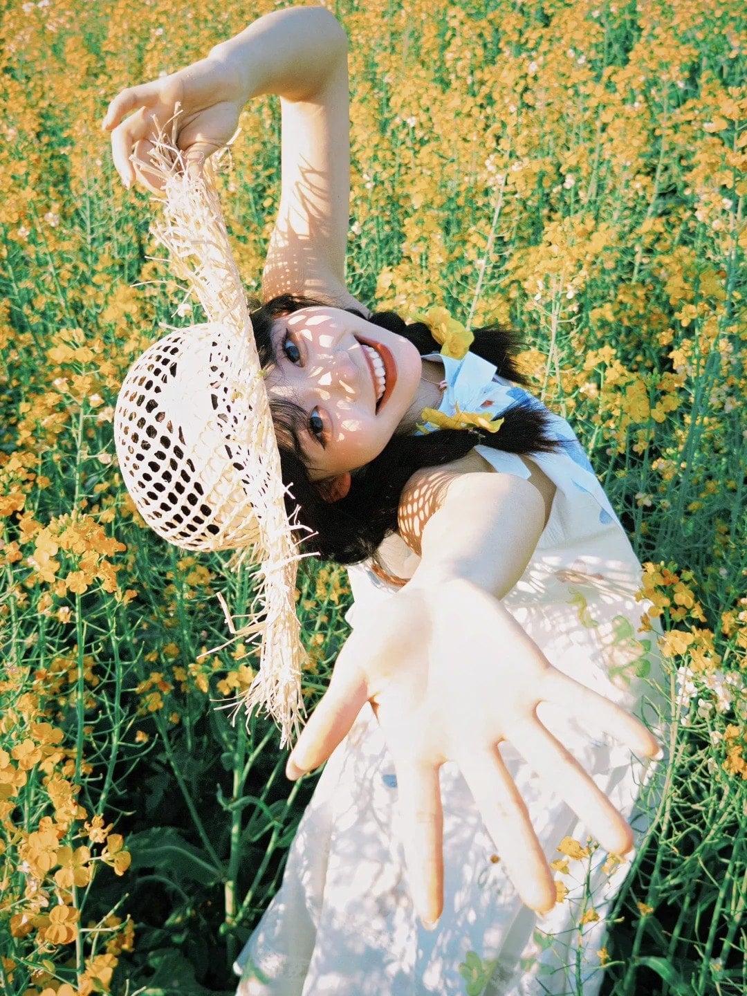 10. Tư thế ngả người ra sau, đưa tay về phía máy ảnh