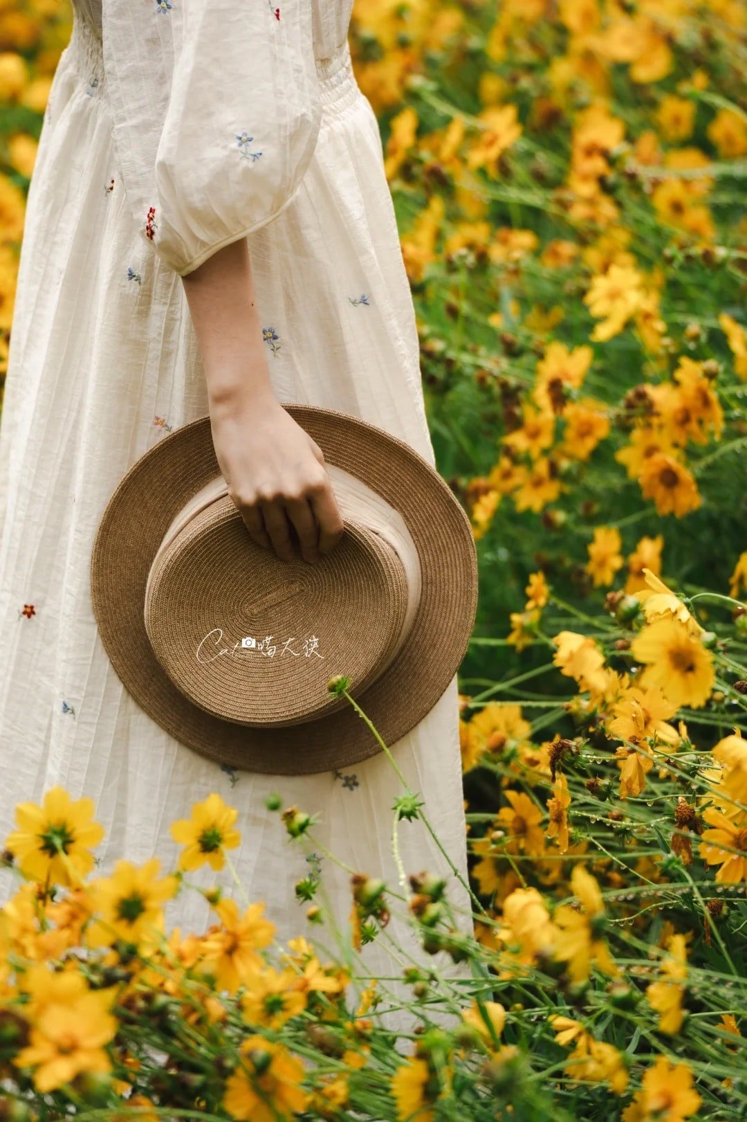 11. Tư thế chụp giấu mặt, lấy chi tiết trang phục và hoa