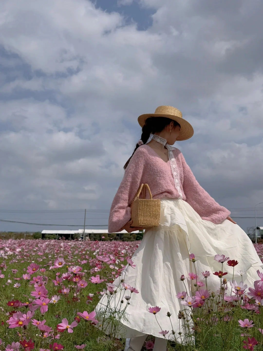 12. Tư thế đi dạo trong vườn hoa