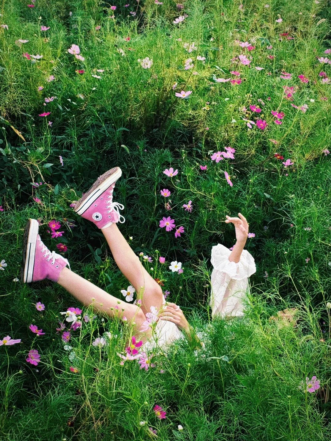 13. Tư thế nằm tinh nghịch giữa thảm cỏ