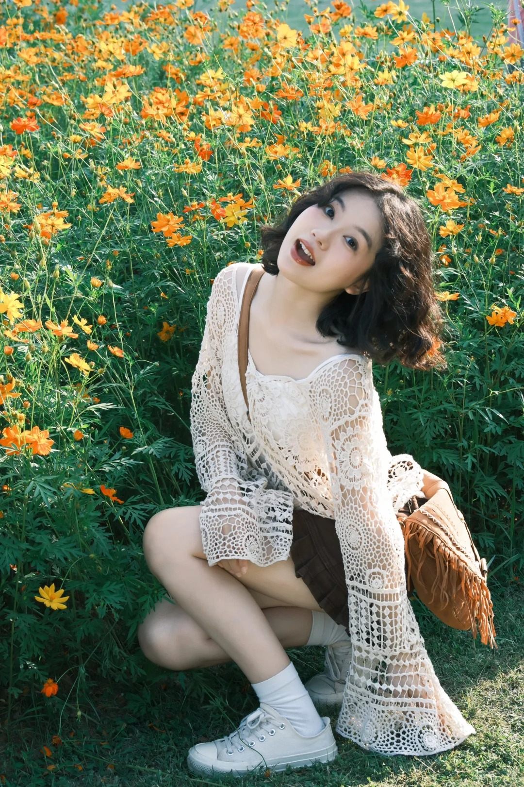 14. Tư thế ngồi xổm, nghiêng đầu trò chuyện