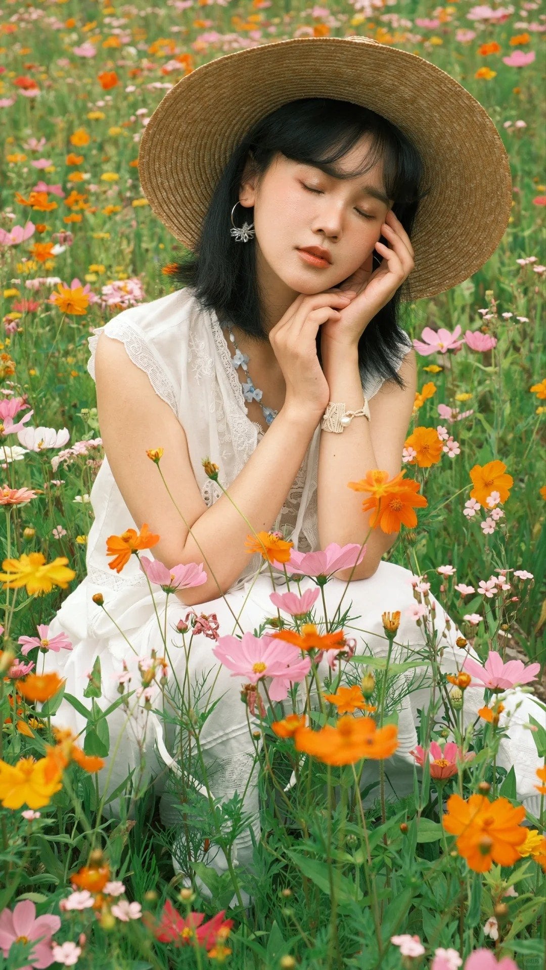 17. Tư thế ngồi mơ màng, tay chống cằm