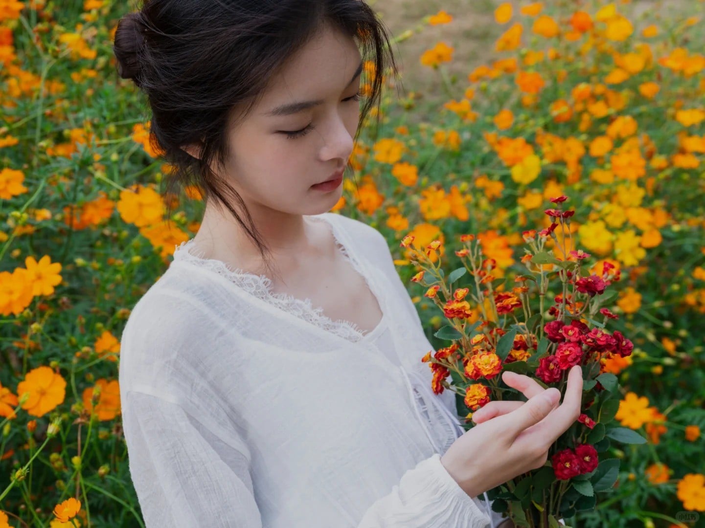 19. Tư thế cầm một bó hoa nhỏ, ánh mắt nhìn xuống