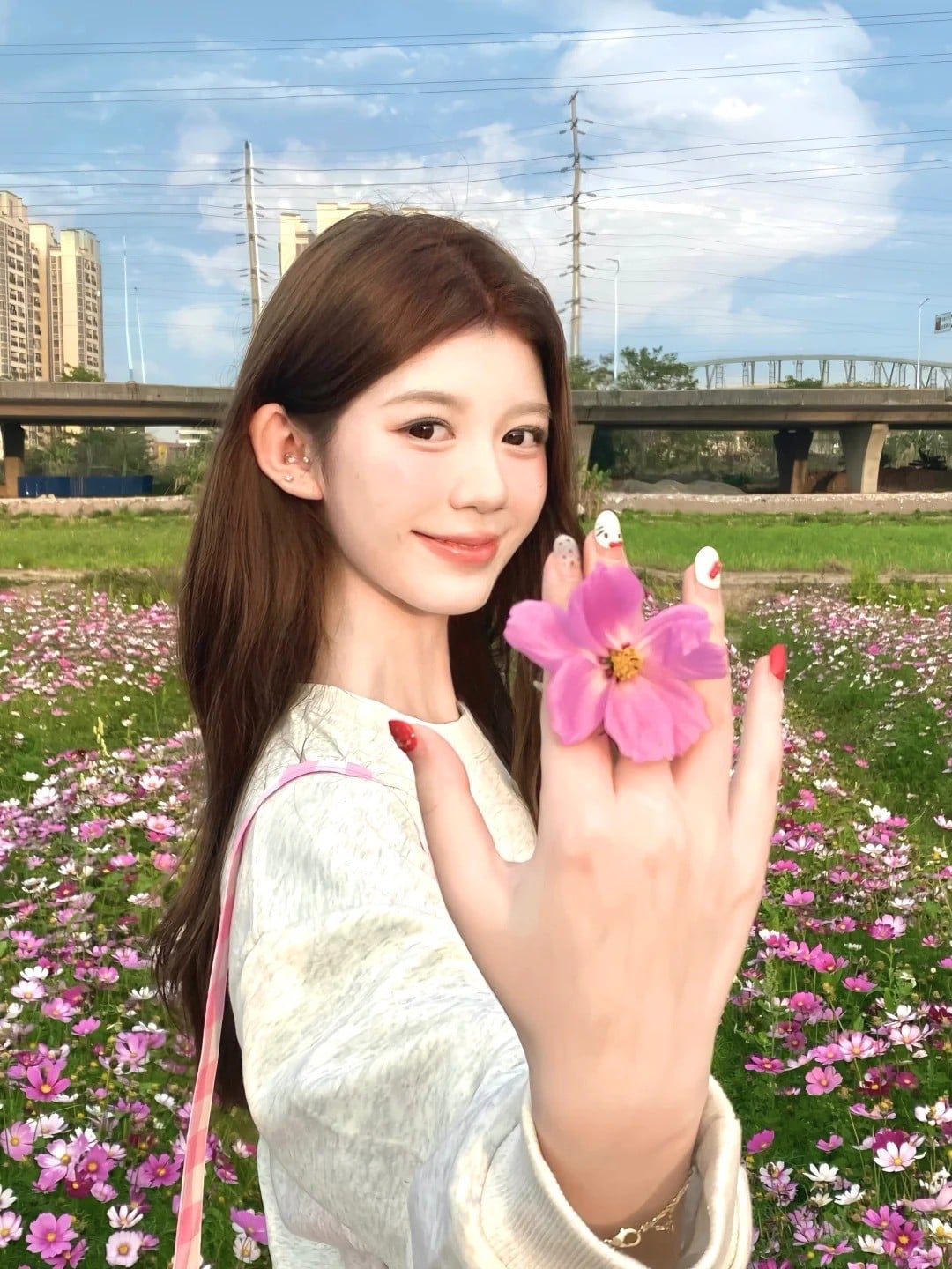 22. Tư thế dùng hoa làm nhẫn