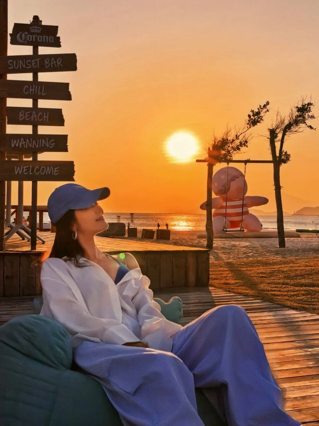 Ngồi tựa đầu vào đầu gối bên mép sóng