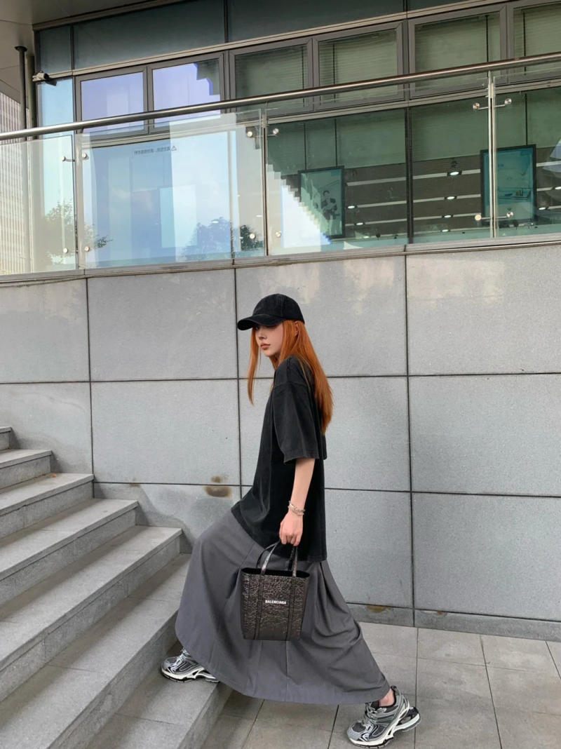 17. Áo phông đen basic + chân váy dài maxi xám + giày Balenciaga Triple S phối màu