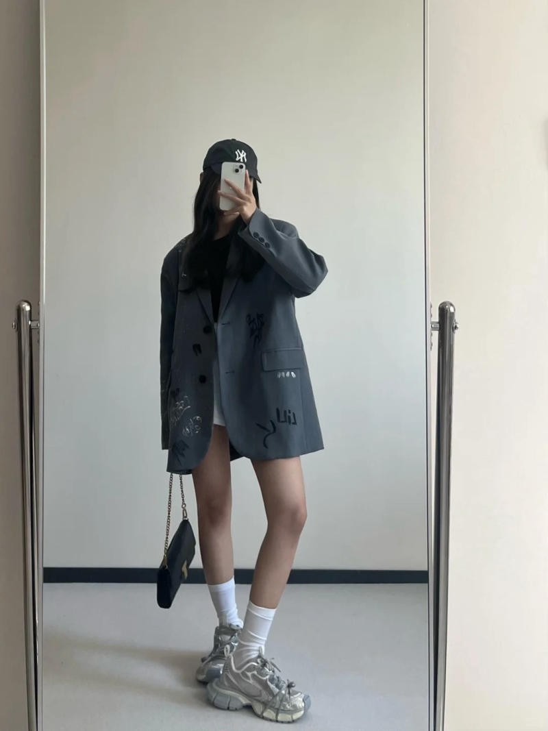 10. Áo blazer xám họa tiết graffiti + vớ trắng + giày Balenciaga Triple S bạc