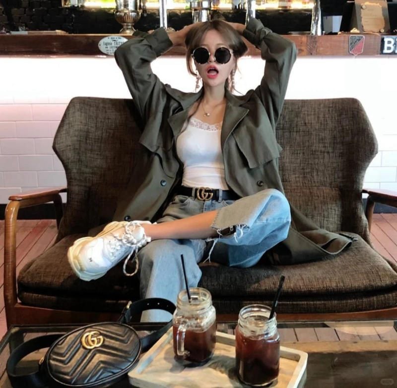 9. Áo trench coat xanh rêu + quần jeans ống đứng + giày Balenciaga Triple S trắng