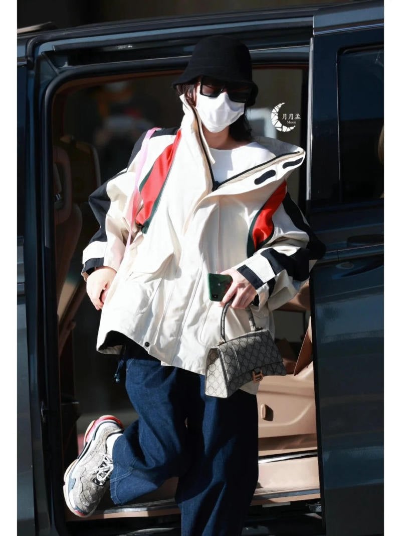 13. Áo khoác gió oversize phối màu + quần jeans ống rộng + giày Balenciaga Triple S xám bẩn