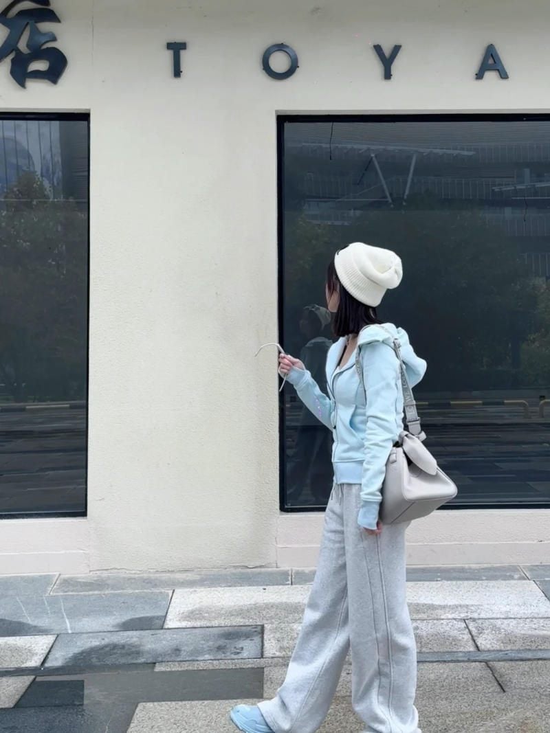 1. Áo hoodie zip xanh pastel + quần nỉ xám + giày Balenciaga Triple S xanh nhạt (ton-sur-ton)