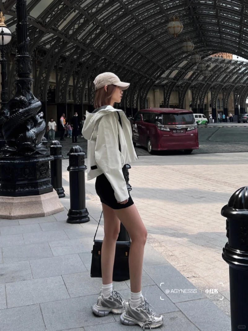 15. Áo khoác croptop màu kem + chân váy đen ngắn + giày Balenciaga Triple S xám