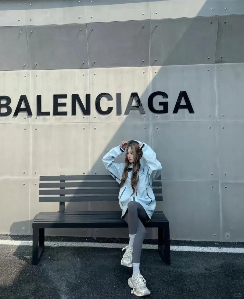5. Áo khoác gió thể thao xanh nhạt + quần legging xám + giày Balenciaga Triple S trắng xám