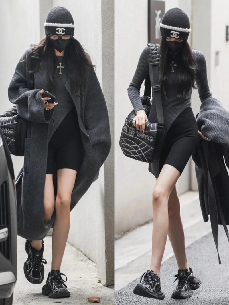 14. Set len tăm xám đậm (áo dài tay + quần biker) + giày Balenciaga Triple S đen