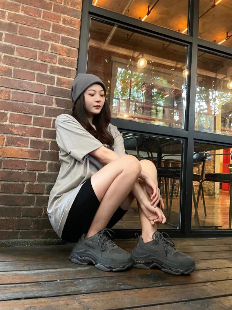 16. Áo phông oversize màu be + mũ len + giày Balenciaga Triple S đen xám