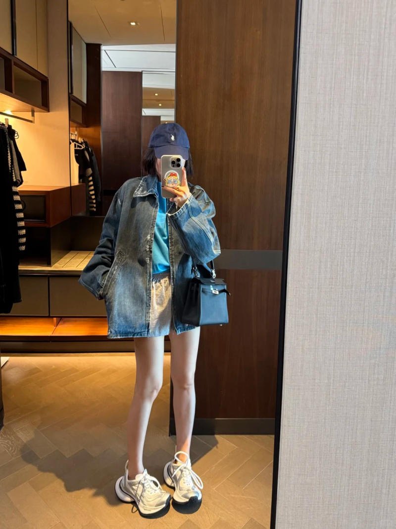 4. Áo khoác denim oversize + áo phông xanh + quần short + giày Balenciaga Triple S trắng